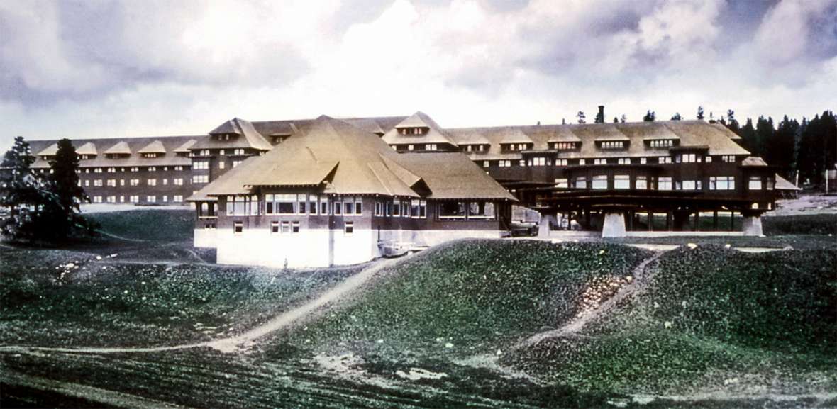 Reamer’s 1910 remodel of the Canyon Hotel, shown here, used Prairie-style horizontal lines so well that some speculate he was influenced by Frank Lloyd Wright. The hotel was demolished in 1960. Wikipedia.