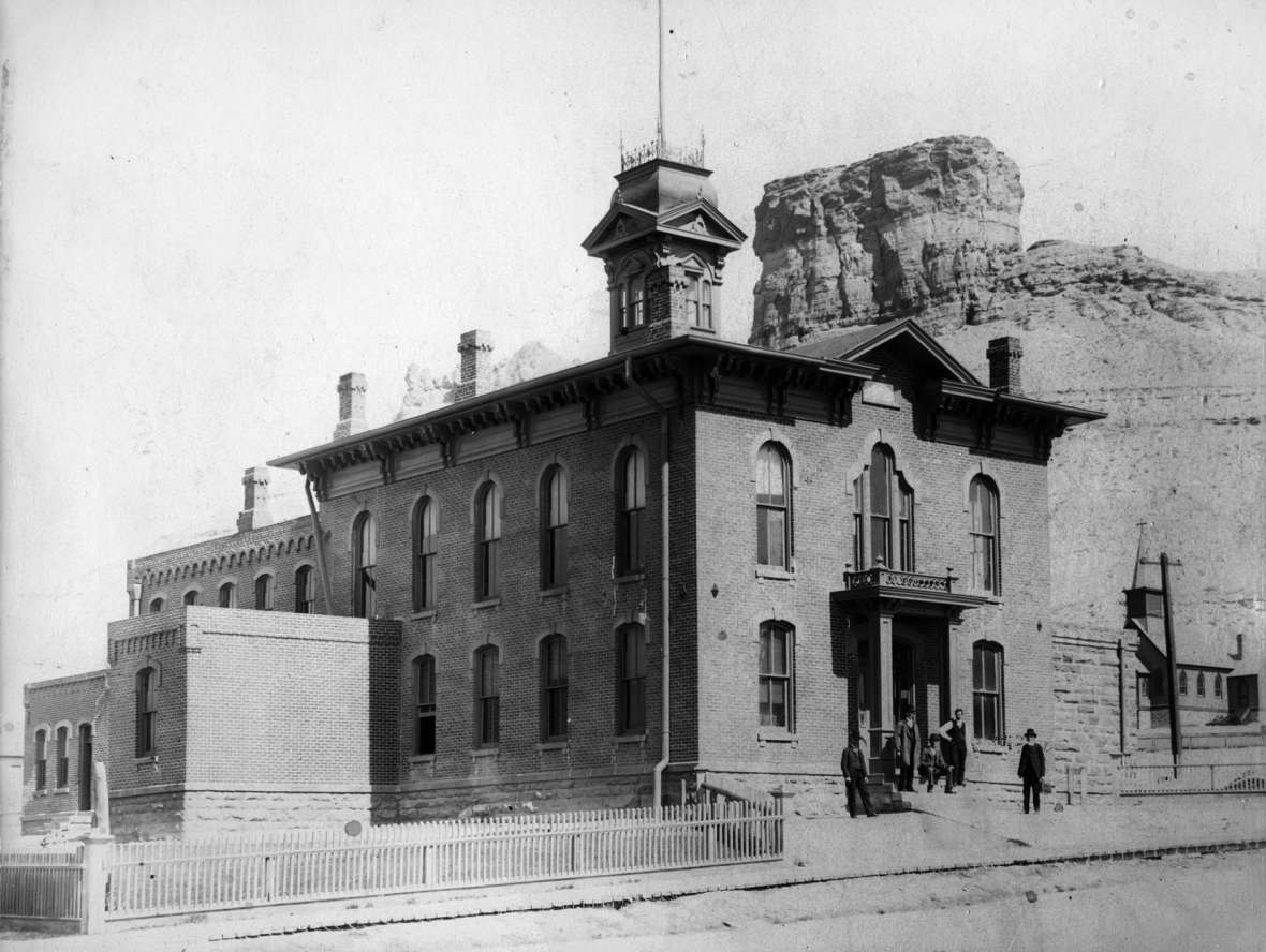 The Sweetwater County Courthouse in Green River. The county jail and sheriff’s office were in the rear of the building. Sweetwater County Historical Museum. The Sweetwater County Courthouse in Green River. The county jail and sheriff’s office were in the rear of the building. Sweetwater County Historical Museum.