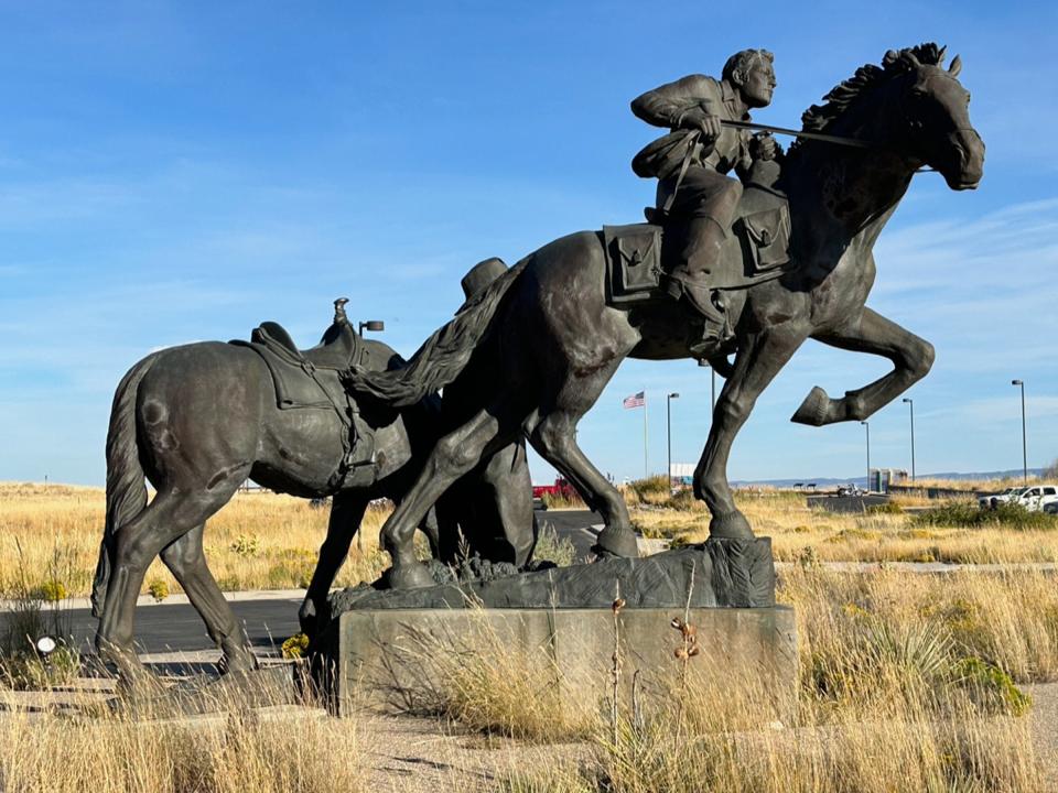 Present at a 2001 National Historic Trails Center ceremony dedicating a statue, above, of Pony Express riders exchanging a mochila, were some of the many collaborators, below, who made the center possible. Left to right, Wyoming’s U.S. Sen. Craig Thomas; NHTIC Foundation Director Edna Kennell; Foundation Board Chair Mary Behrens; Steve the construction boss; and U.S. Rep. Barbara Cubin. BLM courtesy photo; statue photo by Tom Rea.