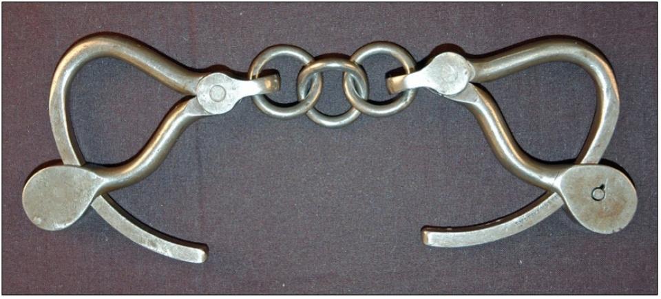 Handcuffs G-1920.45.6 curved metal pieces linked with short chain