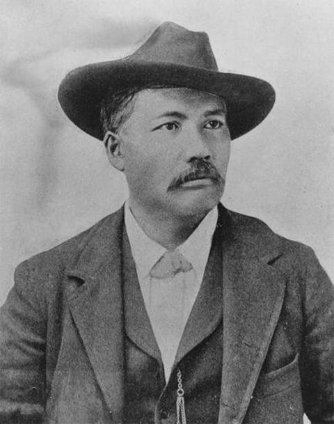 By the time he was 25, Frank Grouard had lived with Lakota bands for five years and was scouting for the U.S. Army in its campaigns against the Sioux. Wikipedia. By the time he was 25, Frank Grouard had lived with Lakota bands for five years and was scouting for the U.S. Army in its campaigns against the Sioux. Wikipedia.